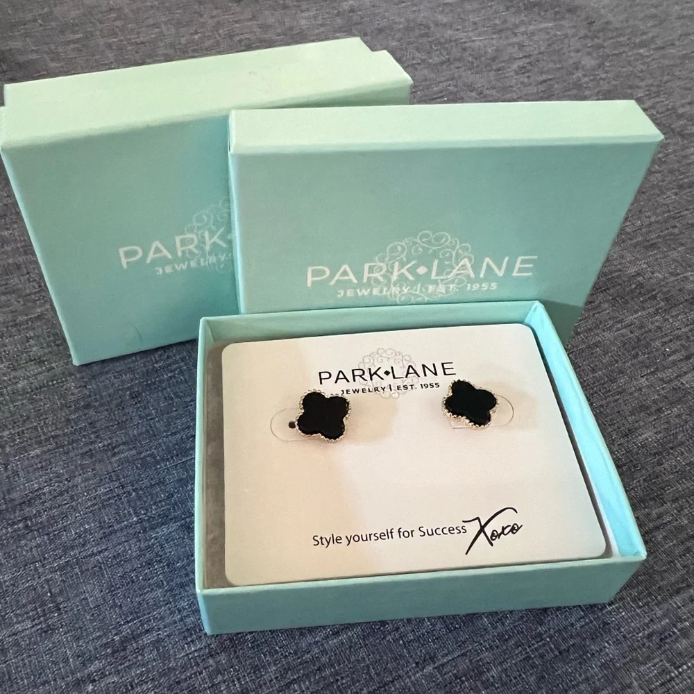PARK LANE “Lana” EARRINGS Black & Gold Quatrefoil Studs NWT and Gift Box - Picture 5 of 6